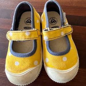 Keen toddler size 5 yellow with white polkadot canvas Mary Janes.